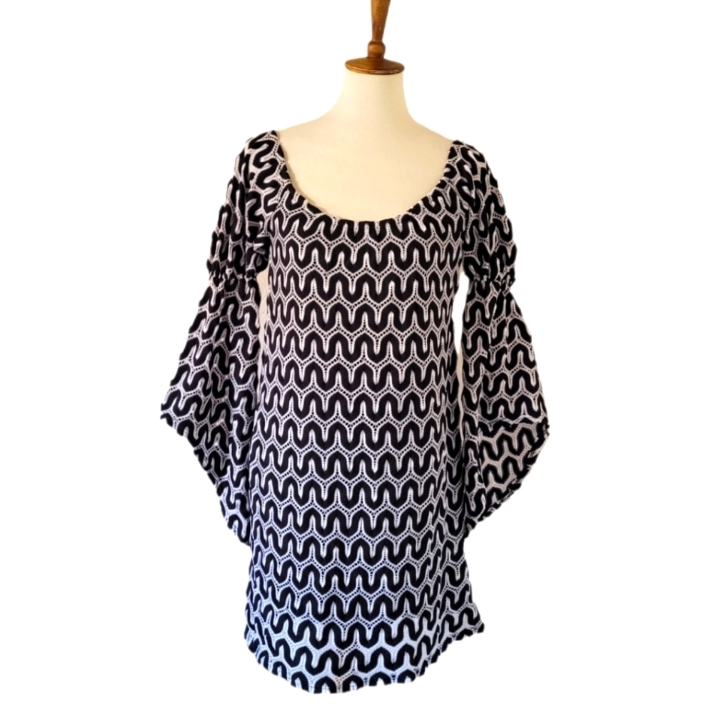 VaVa by Joy Han Black and White Trumpet Statement Sleeve Shift Dress